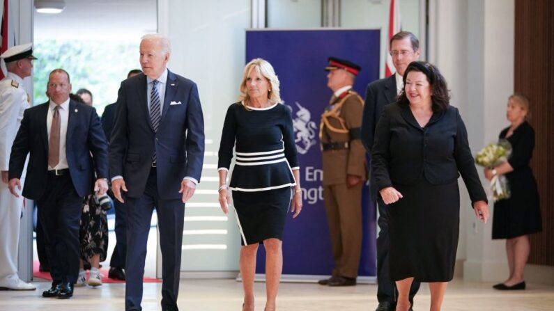 El presidente estadounidense Joe Biden camina con la primera dama Jill Biden (C) y la embajadora británica en los EE. UU. Karen Pierce (de) para firmar el libro de condolencias en la embajada británica en Washington para presentar sus respetos tras la muerte de la reina Isabel II de Gran Bretaña el 8 de septiembre de 2022. (Mandel Ngan/ AFP vía Getty Images)