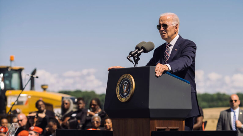 El presidente de Estados Unidos, Joe Biden, habla durante la inauguración de la nueva planta de semiconductores de Intel, en Johnstown, Ohio, el 9 de septiembre de 2022. (Andrew Spear/Getty Images)