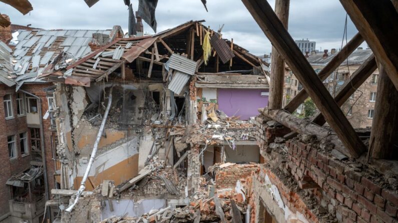 Esta fotografía tomada el 13 de septiembre de 2022 muestra un edificio residencial destruido por un ataque con misiles en el centro de Járkov, en medio de la invasión rusa de Ucrania. (Sergey Bobok/AFP vía Getty Images)