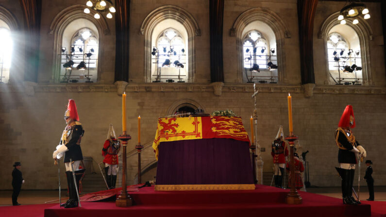 Vista general del féretro de la reina Isabel II escoltado hasta Westminster Hall para su entierro el 14 de septiembre de 2022 en Londres, Inglaterra.(Peter Tarry - WPA Pool/Getty Images)