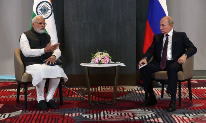 El presidente ruso, Vladimir Putin (de), se reúne con el primer ministro indio, Narendra Modi, al margen de la cumbre de líderes de la Organización de Cooperación de Shanghái en Samarcanda (Uzbekistán), el 16 de septiembre de 2022. (Sergei Bobylyov/Sputnik/AFP vía Getty Images)