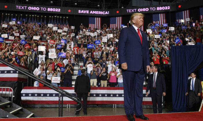 El expresidente Donald Trump sube al escenario en un mitin Save America para apoyar a los candidatos republicanos que se postulan para cargos estatales y federales en el estado de Ohio, en el Covelli Center, en Youngstown, Ohio, el 17 de septiembre de 2022. (Jeff Swensen/Getty Images)
