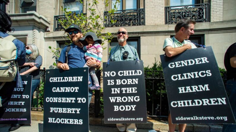 Simpatizantes del activista antitrans Chris Elston se manifiestan en contra de los tratamientos y cirugías de afirmación de género en menores de edad, fuera del Boston Childrens Hospital en Boston, Massachusetts, el 18 de septiembre de 2022. -(JOSEPH PREZIOSO/AFP vía Getty Images)
