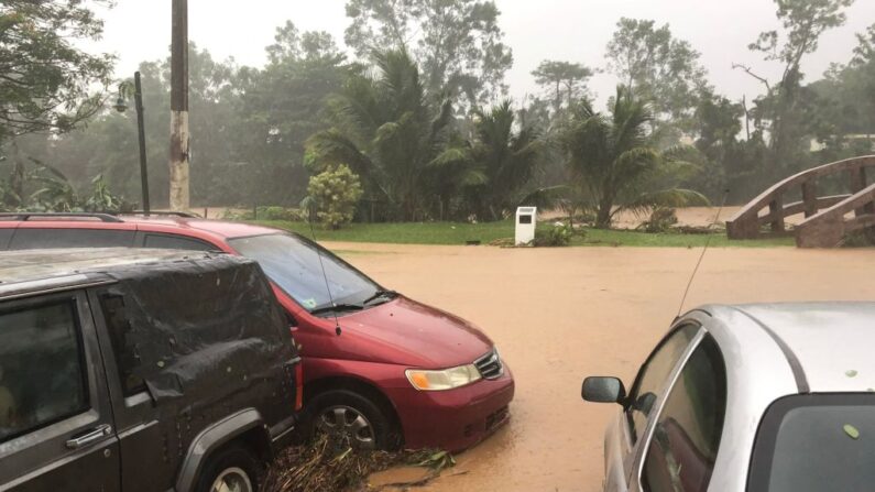 Carretera inundada por el paso del huracán Fiona en Villa Blanca, Puerto Rico, el 18 de septiembre de 2022. (Melvin Pereira / AFP vía Getty Images)