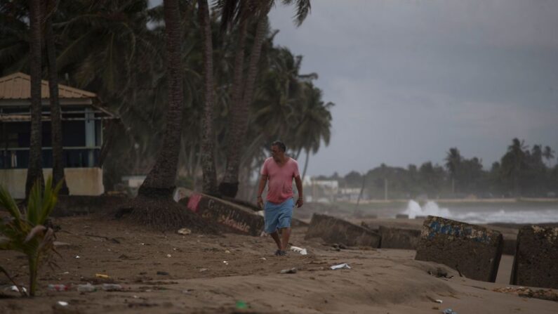 Un hombre camina por la playa de Nagua, República Dominicana, el 18 de septiembre de 2022, en el marco del paso del huracán Fiona por el país.  (ERIKA SANTELICES/afp/AFP vía Getty Images)