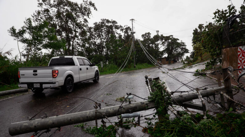 Líneas eléctricas caídas en la carretera PR-743 en Cayey, Puerto Rico mientras la isla se despertaba con un apagón general el 19 de septiembre de 2022 en San Juan, Puerto Rico. (José Jiménez/Getty Images)