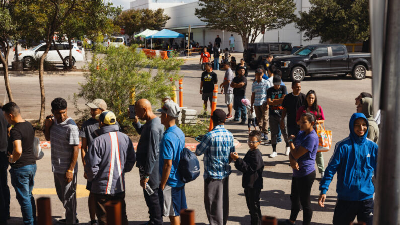 Grupos de inmigrantes ilegales en busca de asilo esperan fuera del Centro de Recursos para Migrantes para recibir comida de las Caridades Católicas de San Antonio en San Antonio, Texas, el 19 de septiembre de 2022. (Jordan Vonderhaar/Getty Images)
