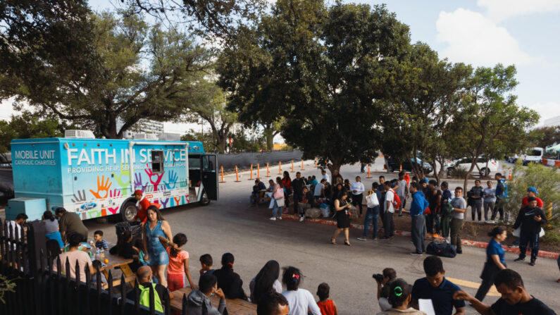 Grupos de migrantes esperan fuera del Centro de Recursos para Migrantes para recibir alimentos de las Caridades Católicas de San Antonio el 19 de septiembre de 2022 en San Antonio, Texas. (Jordan Vonderhaar/Getty Images)