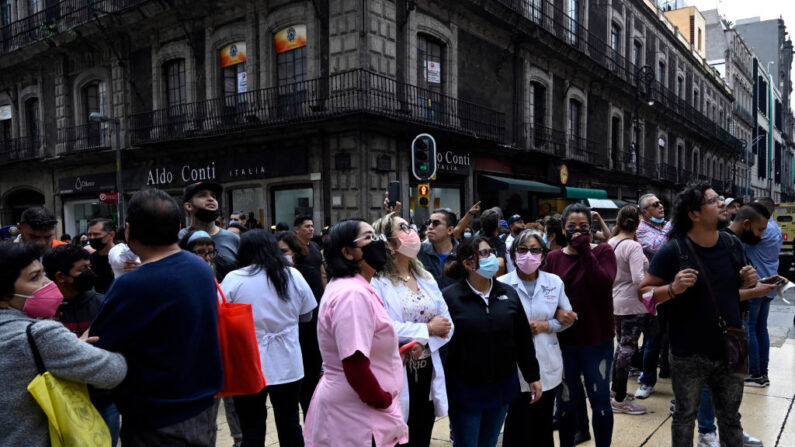 Gente se ve en la calle después de un terremoto de 7.4 en la Ciudad de México el 19 de septiembre de 2022. (Alfredo Estrella/AFP vía Getty Images)