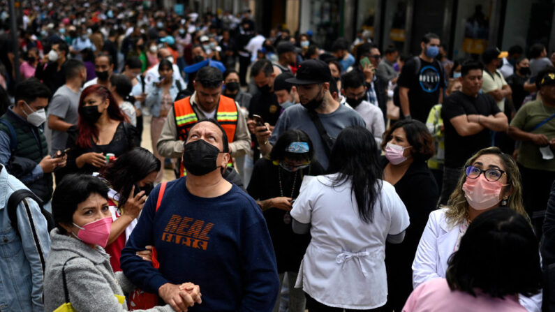 Personas permanecen en la calle tras un terremoto en Ciudad de México (México) el 19 de septiembre de 2022. (Alfredo Estrella/AFP vía Getty Images)