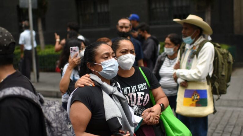La gente permanece en la calle después de un terremoto en la Ciudad de México (México) el 19 de septiembre de 2022. (Pedro Pardo/AFP vía Getty Images)