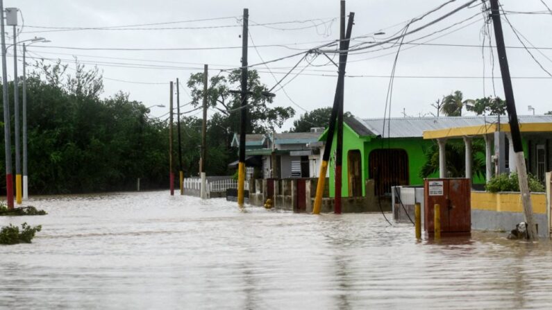 Una calle inundada tras el paso del huracán Fiona en Salinas, Puerto Rico, el 19 de septiembre de 2022. (Jose Rodriguez/AFP vía Getty Images)