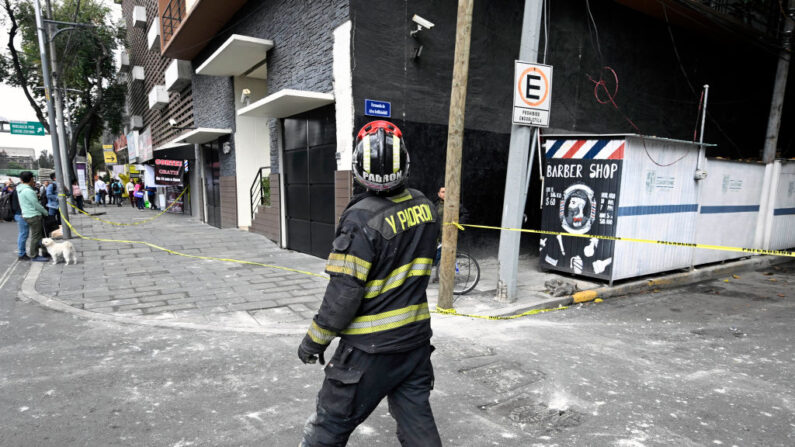 Un bombero observa los daños en un edificio tras un terremoto en Ciudad de México (México) el 19 de septiembre de 2022. (Alfredo Estrella/AFP vía Getty Images)