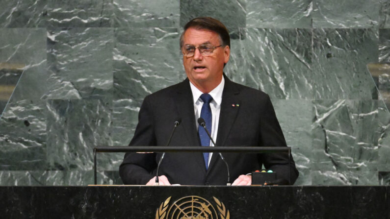 El presidente brasileño Jair Bolsonaro se dirige a la 77ª sesión de la Asamblea General de las Naciones Unidas en la sede de la ONU en Nueva York el 20 de septiembre de 2022. (Timothy A. Clary/AFP vía Getty Images)