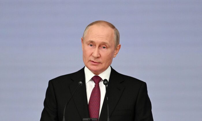 El presidente de Rusia, Vladimir Putin, se dirige a una reunión para celebrar el 220º aniversario del Ministerio de Justicia en Moscú el 20 de septiembre de 2022. (Grigory Sysoyev/Sputnik/AFP vía Getty Images)