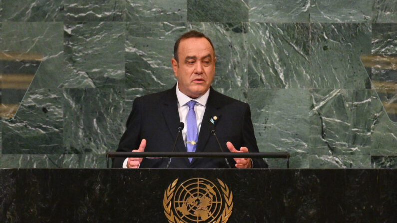 El presidente de Guatemala, Alejandro Giammattei, se dirige a la 77ª sesión de la Asamblea General de las Naciones Unidas en la sede de la ONU en Nueva York el 20 de septiembre de 2022. (Angela Weiss/AFP vía Getty Images)