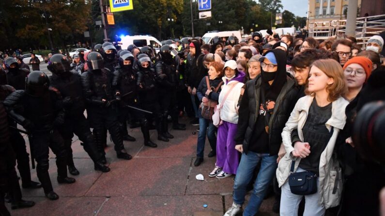 Agentes de policía detienen a manifestantes en San Petersburgo el 21 de septiembre de 2022, tras las convocatorias de protesta contra la movilización parcial anunciada por el presidente Vladimir Putin. 
(Olga Maltseva/AFP vía Getty Images)