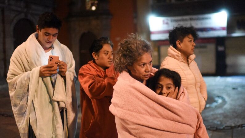 Residentes permanecen en una calle después de un terremoto de 6,9 grados en la Ciudad de México el 22 de septiembre de 2022. (PEDRO PARDO/AFP vía Getty Images)