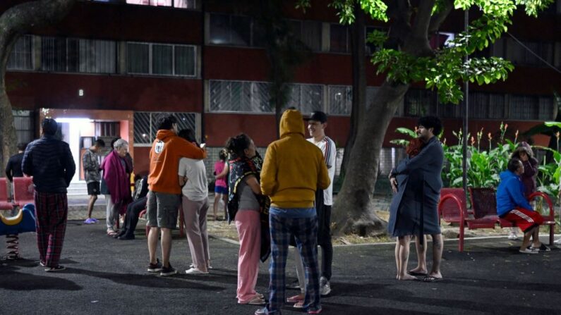 La gente se ve en el barrio de Tlatelolco después de un terremoto de magnitud 6.9 en la Ciudad de México (México) el 22 de septiembre de 2022. (Alfredo Estrella/AFP vía Getty Images)