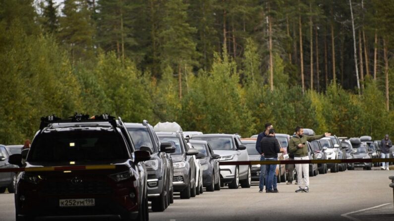 Los coches procedentes de Rusia esperan en largas filas en el puesto de control fronterizo entre Rusia y Finlandia, cerca de Vaalimaa, el 22 de septiembre de 2022. (Olivier Morin/AFP vía Getty Images)
