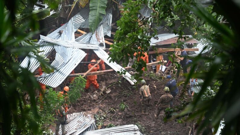 Soldados y rescatistas salvadoreños intentan recuperar los cuerpos de cinco personas que murieron tras un deslizamiento de tierra en Huizúcar, El Salvador, el 22 de septiembre de 2022. (Marvin Recinos/AFP vía Getty Images)
