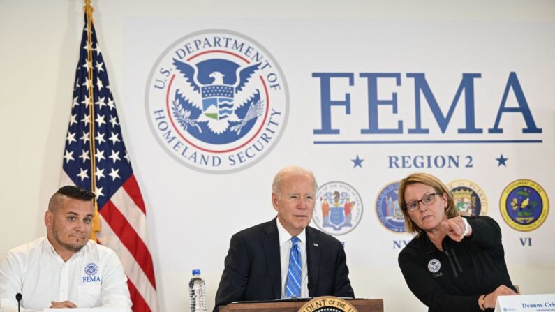 El presidente de Estados Unidos, Joe Biden, y la administradora de la FEMA, Deanne Criswell, participan en una reunión informativa sobre el impacto del huracán Fiona en Puerto Rico, en la Oficina de la Agencia Federal de Gestión de Emergencias de la Región 2, en Nueva York, el 22 de septiembre de 2022. (MANDEL NGAN/AFP vía Getty Images)