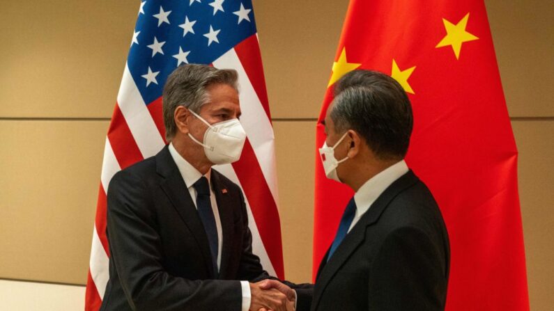El secretario de Estado de EE.UU., Antony Blinken (izq.), se reúne con el ministro de Asuntos Exteriores de China, Wang Yi, al margen de la 77ª sesión de la Asamblea General de las Naciones Unidas, en la sede de la ONU en Nueva York, el 23 de septiembre de 2022. (DAVID DEE DELGADO/POOL/AFP vía Getty Images)
