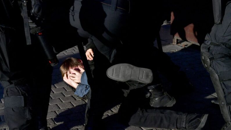 Agentes de policía detienen a un hombre en San Petersburgo el 24 de septiembre de 2022, tras las convocatorias de protesta contra la movilización parcial anunciada por el presidente ruso. (AFP vía Getty Images)