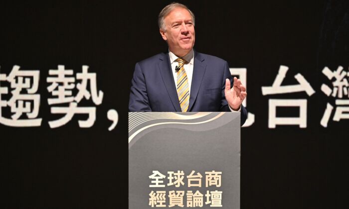 El exsecretario de Estado estadounidense, Mike Pompeo, habla durante el Foro Empresarial Global de Taiwán, en Kaohsiung, el 27 de septiembre de 2022. (Sam Yeh/AFP vía Getty Images)