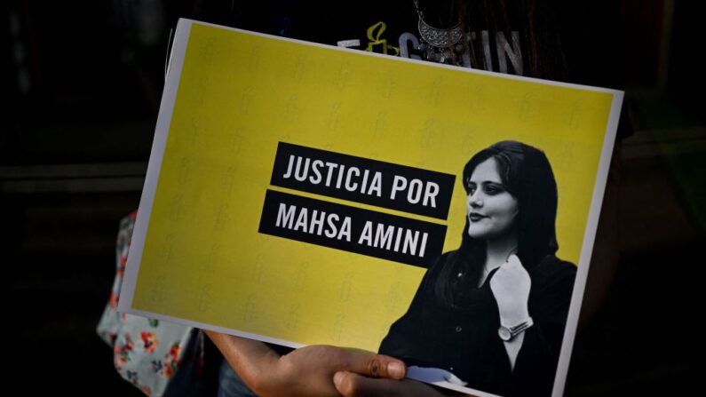 Un activista sostiene un cartel que dice: 'Justicia para Mahsa Amini' durante una protesta por su muerte en Irán, frente a la embajada iraní en Buenos Aires, Argentina, el 27 de septiembre de 2022. (Luis Robayo/AFP vía Getty Images)