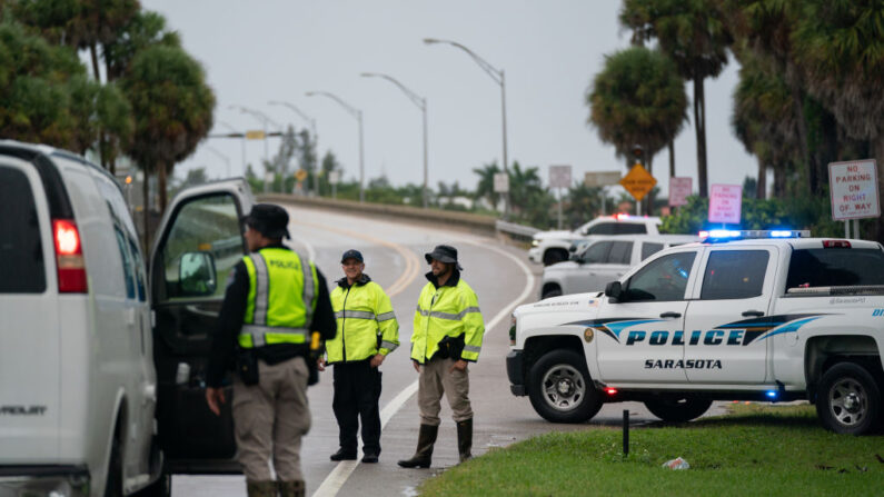 Policías regulan el tráfico en el puente de Siesta Key North mientras el huracán Ian se acerca el 27 de septiembre de 2022 en Sarasota, Florida. (Sean Rayford/Getty Images)