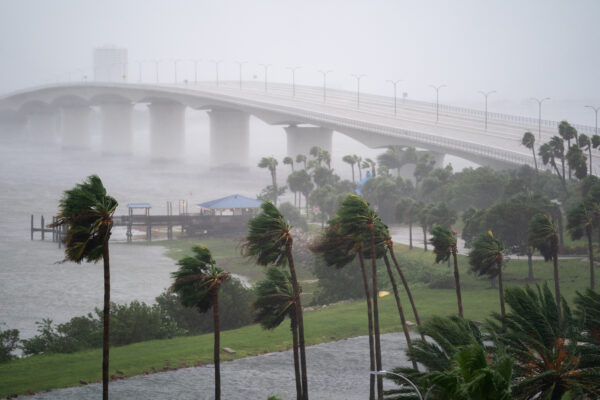 Ráfagas de viento soplan a través del John Ringling Causeway mientras el huracán Ian se agita por el sur en Sarasota, Florida, el 28 de septiembre de 2022. (Sean Rayford/Getty Images)