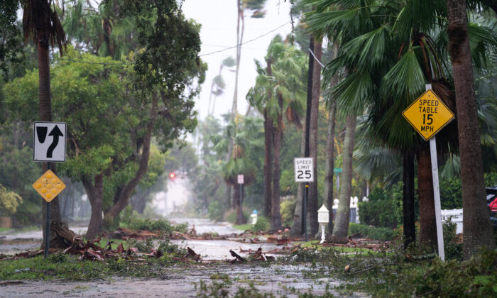 Una calle de una localidad de Florida después de que el huracán Ian tocara tierra el 28 de septiembre de 2022. (Sean Rayford/Getty Images)