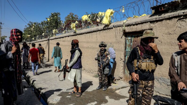 Personal de seguridad talibán asegura el área fuera del lugar de un ataque suicida con bomba en el centro de aprendizaje en el área de Dasht-e-Barchi en Kabul (Afganistán) el 30 de septiembre de 2022. (AFP vía Getty Images)