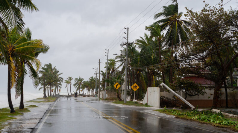 La ruta costera permanece inusualmente vacía mientras fuertes vientos y lluvias golpean la isla el 16 de noviembre de 2020 en la isla de San Andrés, Colombia. (John Hudson/Getty Images)