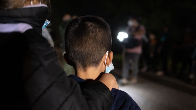 Menores inmigrantes no acompañados esperan a ser procesados por agentes de la Patrulla Fronteriza después de cruzar el Río Grande hacia el sur de Texas el 29 de abril de 2021 en Roma, Texas. (Foto de John Moore/Getty Images)