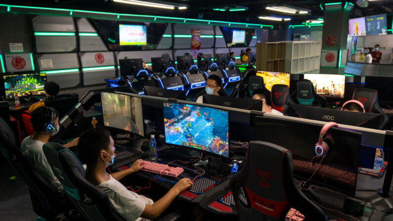 Personas juegan a videojuegos en línea en una sala de juegos el 11 de septiembre de 2021 en Beijing, China. (Andrea Verdelli/Getty Images)