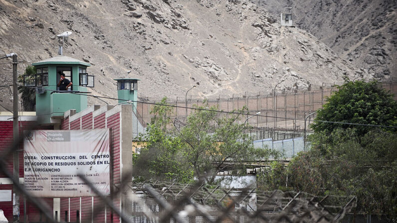 En una fotografía de archivo, se ve una reja perimetral del penal de San Juan de Lurigancho en Lima (Perú) el 5 de enero de 2011. (Ernesto Benavides/AFP vía Getty Images)