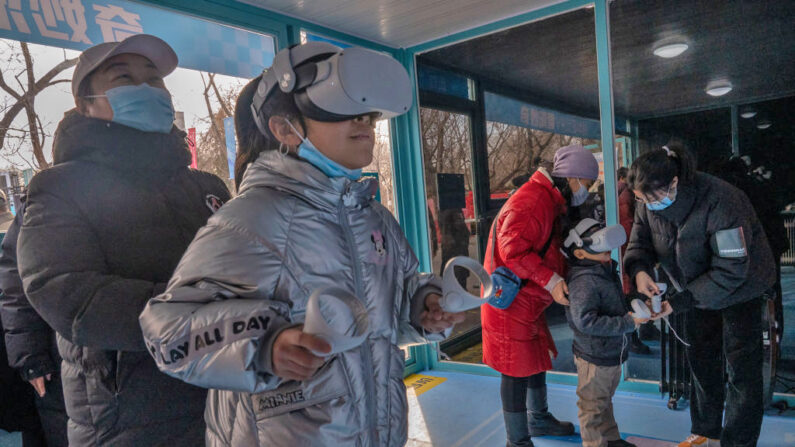 Unos niños juegan con un videograma de esquí de realidad virtual en un sitio de los Juegos Olímpicos de Invierno de Beijing 2022 instalado en un parque el 07 de febrero de 2022 en Beijing, China. (Andrea Verdelli/Getty Images)