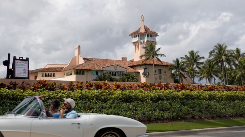 Un coche pasa por delante del complejo Mar-a-Lago del expresidente Donald Trump el 11 de febrero de 2022 en Palm Beach, Florida. (Joe Raedle/Getty Images)
