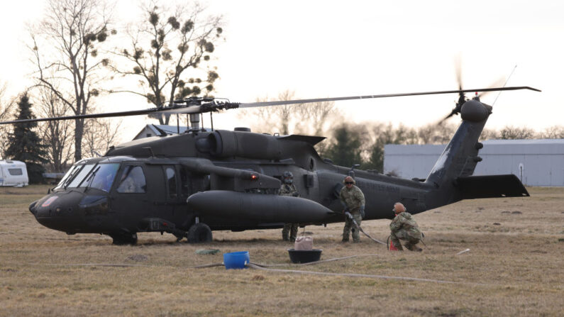 Un helicóptero militar UH-60 Black Hawk del Ejército de Estados Unidos reabastece de combustible en un aeródromo que está siendo utilizado por la 82ª División Aerotransportada del Ejército el 1 de marzo de 2022 en Zamosc, Polonia. (Sean Gallup/Getty Images)
