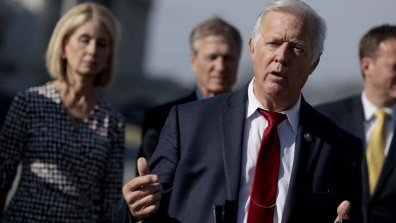 El representante Randy Weber (R-Texas) habla en una conferencia de prensa, junto a miembros del Caucus de la Segunda Enmienda, fuera del edificio del Capitolio de Estados Unidos en Washington, el 8 de marzo de 2022. (Anna Moneymaker/Getty Images)
