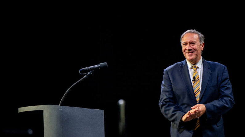 El exsecretario de Estado de Estados Unidos, Mike Pompeo, concluye un discurso durante el American Freedom Tour en un centro de convenciones en Austin, Texas, el 14 de mayo de 2022. (Brandon Bell/Getty Images)
