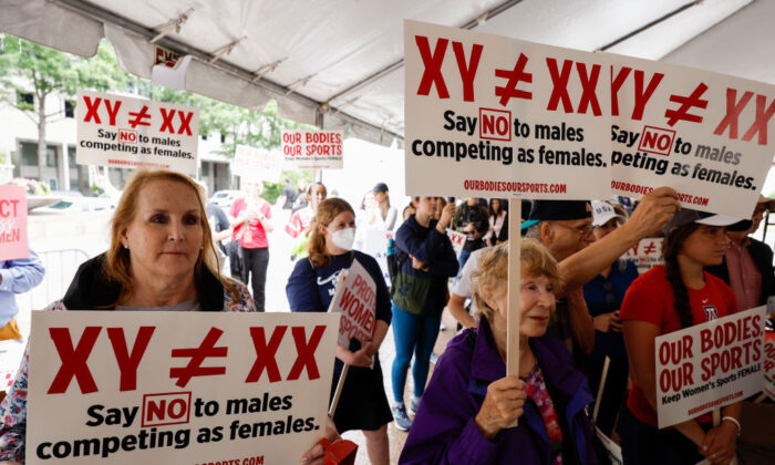 Manifestantes en un mitin, "Nuestros Cuerpos, Nuestros Deportes", piden la participación exclusiva de las mujeres biológicas en los deportes femeninos, en la Plaza de la Libertad, en Washington, el 23 de junio de 2022. (Anna Moneymaker/Getty Images)
