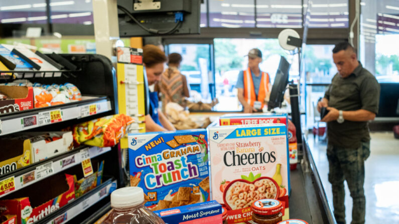 Una cajera procesa el pedido de un cliente en un supermercado Kroger en Houston, Texas, el 15 de julio de 2022. (Brandon Bell/Getty Images)
