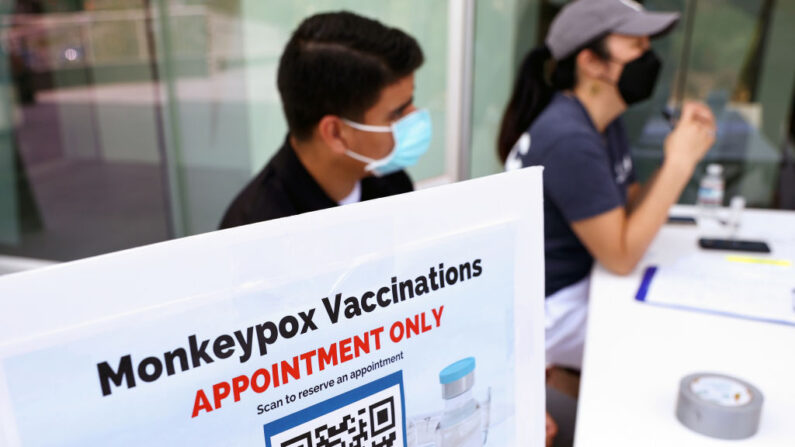 Mesa de registro en una clínica de vacunación contra la viruela del mono en la Biblioteca de West Hollywood el 3 de agosto de 2022 en West Hollywood, California. (Mario Tama/Getty Images)