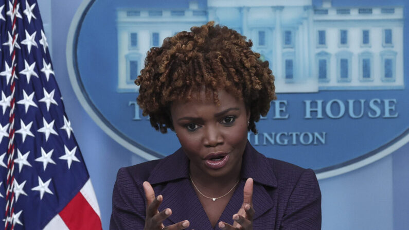 La secretaria de prensa de la Casa Blanca, Karine Jean-Pierre, responde a preguntas durante la sesión informativa diaria en la Casa Blanca en Washington el 5 de agosto de 2022. (Win McNamee/Getty Images)

