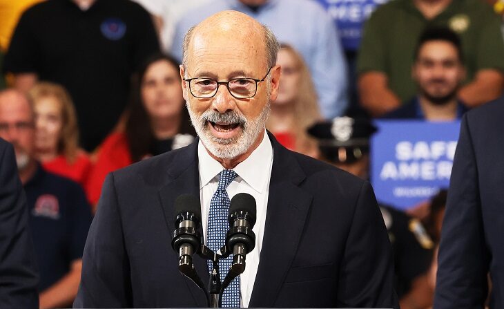 El gobernador de Pensilvania, Tom Wolf, habla antes de que el presidente Joe Biden suba al escenario para hablar sobre su Plan para una América más segura en el Marts Center el 30 de agosto de 2022 en Wilkes-Barre, Pensilvania. (Michael M. Santiago/Getty Images)
