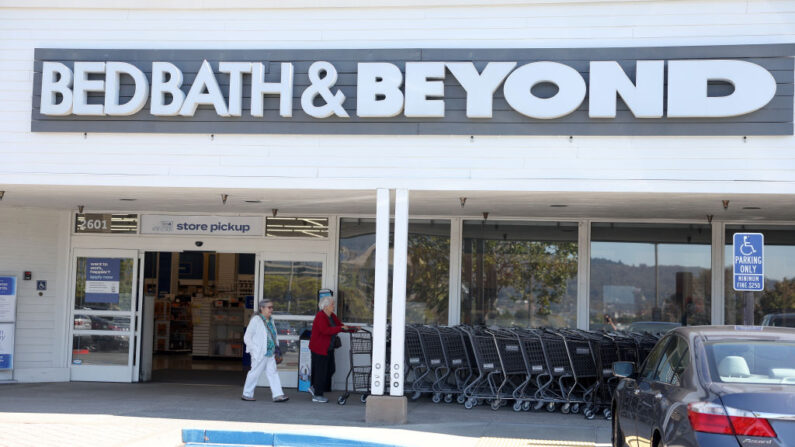 Clientes salen de una tienda Bed, Bath and Beyond el 31 de agosto de 2022 en Larkspur, California. (Justin Sullivan/Getty Images)
