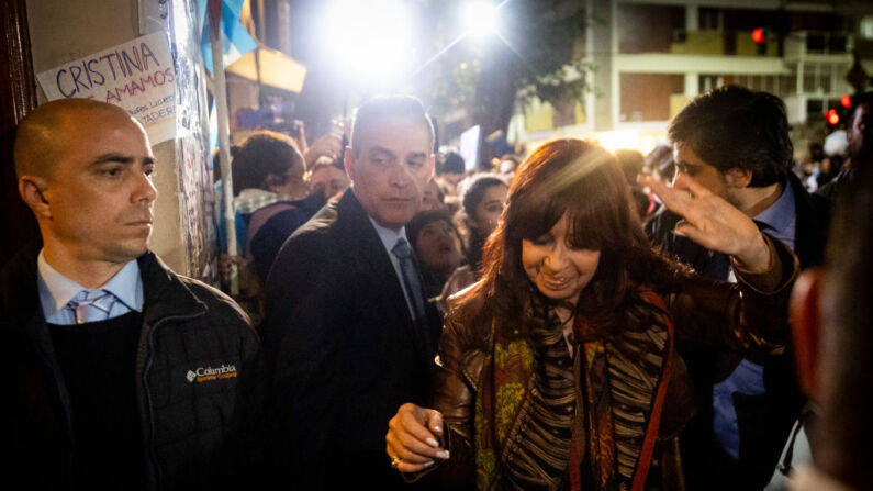 La vicepresidenta Cristina Fernández saluda a los simpatizantes que la esperaban en su casa en el barrio de Recoleta después de abrir una sesión en el Congreso Nacional el 01 de septiembre de 2022 en Buenos Aires, Argentina. (Tomas Cuesta/Getty Images)